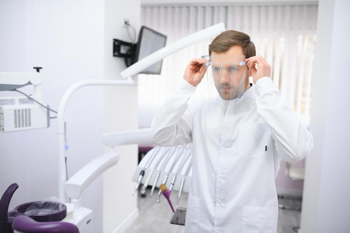 Medic dentist în clinică modernă